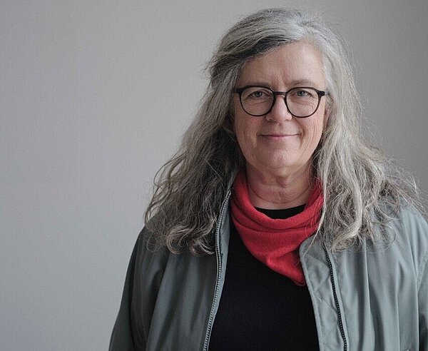 Christina Clemm stellt ihr Buch „Ein ungehaltenes Plädoyer“ vor.