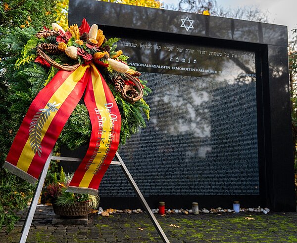 Trauerkranz vor Holocaust-Denkmal am Volkstrauertag