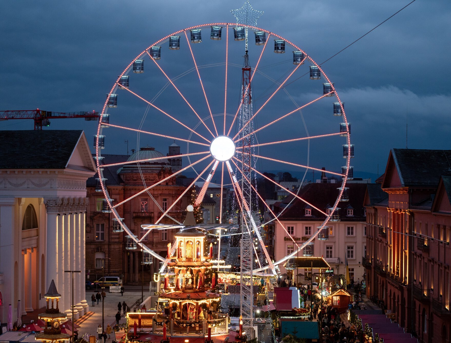 Weihnachtsmarkt am Marktplatz in Karlsruhe bei Abend