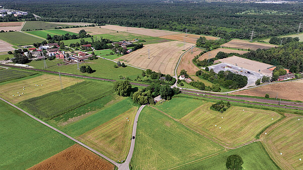 Luftaufnahme des Bahnübergangs Brunnenstückweg in Karlsruhe-Rüppurr