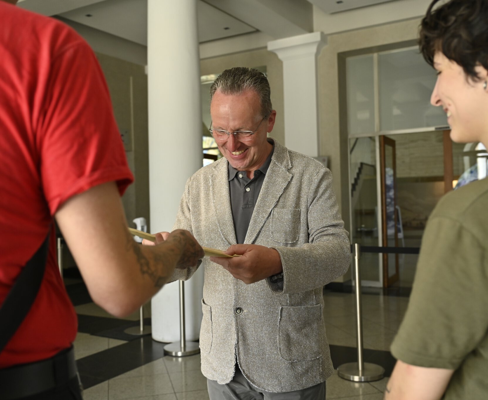 Ünergabe der Petition Majolika