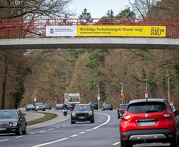 Ein Brückenbanner der Kampagne "Team Vision Zero" weist Verkehrsteilnehmer darauf hin, am Steuer aufmerksam zu sein.