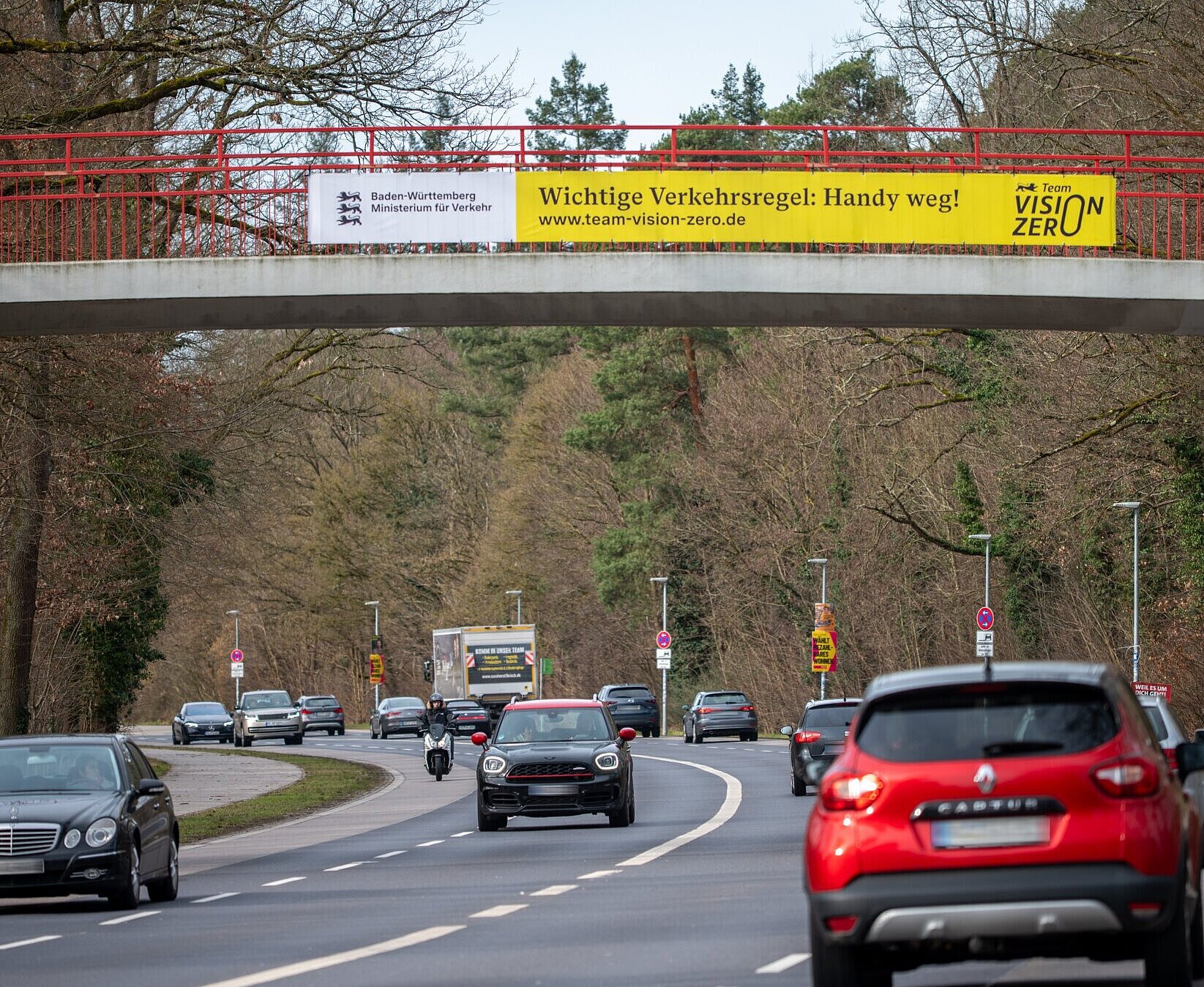 Ein Brückenbanner der Kampagne "Team Vision Zero" weist Verkehrsteilnehmer darauf hin, am Steuer aufmerksam zu sein.
