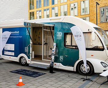 Der Health-Truck von Bosch  präsentiert steht mit zahlreichen   Mitmachaktionen auf dem Kronenplatz.