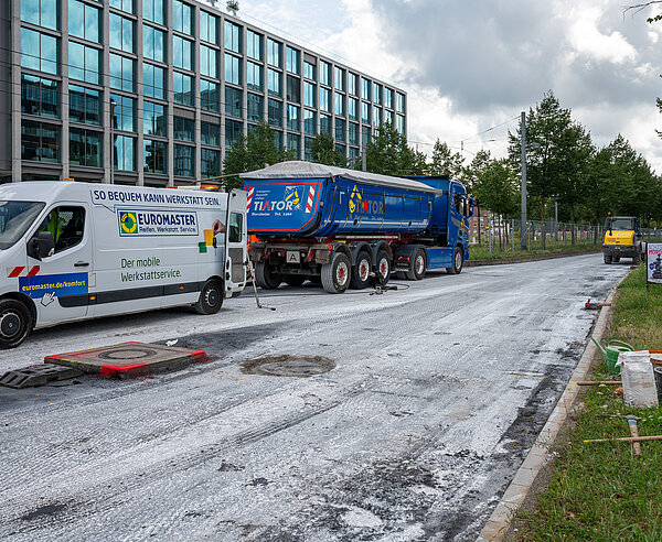 An der Ludwig-Erhard-Allee finden Bauarbeiten zum AufbringeAn der Ludwig-Erhard-Allee finden Bauarbeiten zum Aufbringen des neuen Niedertemperatur-Asphalts statt n des neuen Niedertemperaturasphalts statt 