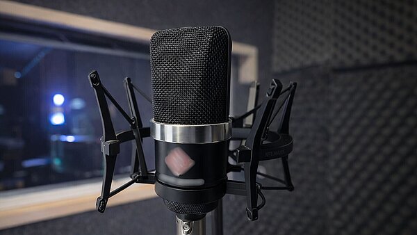 Mikrofon auf Ständer im Tonstudio