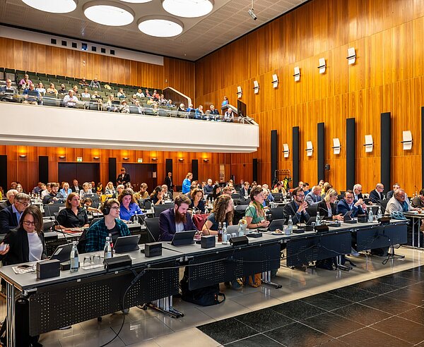 Gemeinderatsfraktionen und Bürgermeisterbank während der Gemeinderatssizung