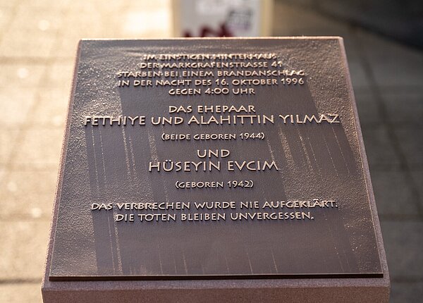  Mahnmal mit den Namen der Opfer des Brandanschlags von 1996