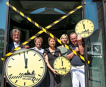 Oberbürgermeister Dr. Frank Mentrup, Bürgermeisterin Gabriele Luczak-Schwarz , Erste Bürgermeisterin Bettina Lisbach, Bürgermeisterin Yvette Melchien sowie Bürgermeister Dr. Albert Käuflein (von links) beteiligen sich am Aktionstag „Kommunen am Limit“.