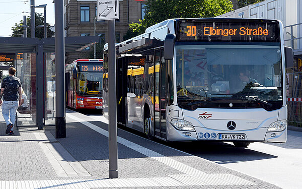 Das Foto zeigt einen Bus als Symbolbild für die Mitnahme von E-Rollstühlen