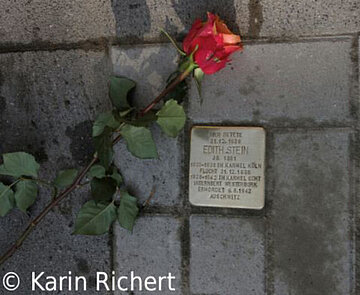 Abbildung einer Rose und eines Gedenksteins.