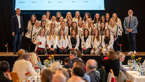 Die Victoriagarde des SV Knielingen wird für ihren zweiten Platz bei den Deutschen Meisterschaften im Karnevalistischen Tanzsport gewürdigt.