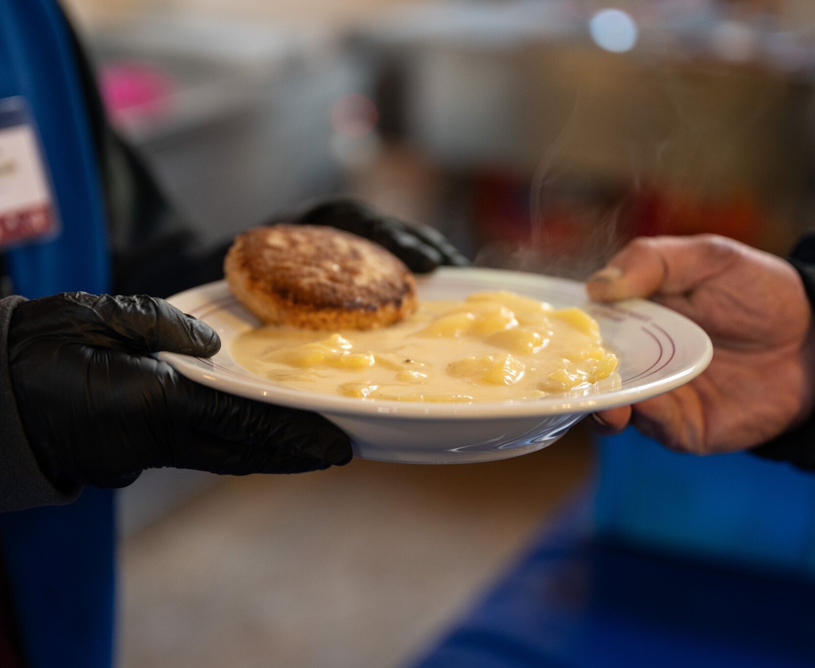 Ehrenamtliche Helfende  bei der Essensausgabe in der Vesperkirche 