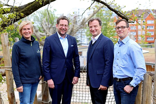 Zoo-Architektin Eva Kaltenbach, Volksbank-Vorstandsvorsitzender Matthias Hümpfner, Zoodirektor Dr. Matthias Reinschmidt sowie der stellvertretende Zoodirektor Steffen Karcher (von links) stehen gemeinsam auf der neu gebauten und von der Volksbank pur finanzierten Aussichtsplattform. 