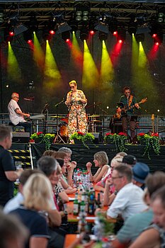 Ehrungsfeier für Mitarbeiterinnen und Mitarbeiter der Stadt Karlsruhe auf der Kulturbühne in der Günther-Klotz-Anlage