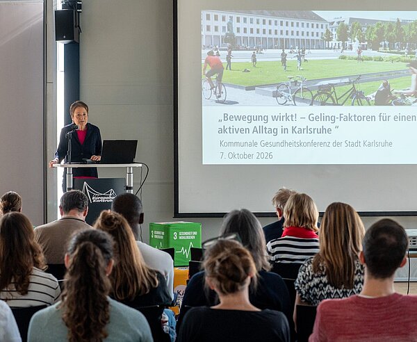 Erste Bürgermeisterin Bettina Lisbach begrüßt die Teilnehmer der 7. Kommunalen Gesundheitskonferenz der Stadt Karlsruhe