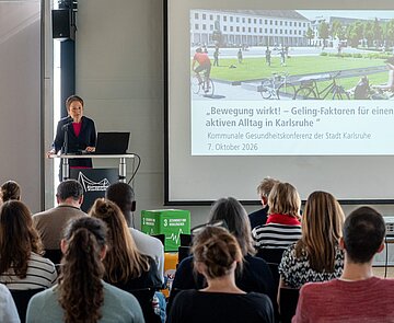 Erste Bürgermeisterin Bettina Lisbach begrüßt die Teilnehmer der 7. Kommunalen Gesundheitskonferenz der Stadt Karlsruhe