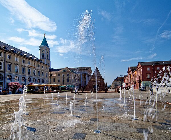 Martkplatz Karlsruhe mit Wasserspielen, Pyramide und Rathaus