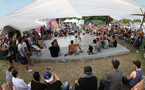 Breakdance-Aufführung mit viel Publikum