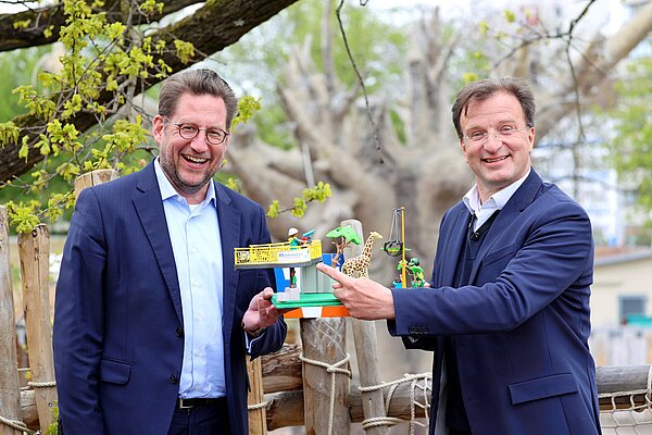 Matthias Hümpfner, Vorstandsvorsitzender der Volksbank pur, (links) und Zoodirektor Dr. Matthias Reinschmidt mit einem Spielzeugmodell der Aussichtsplattform. 