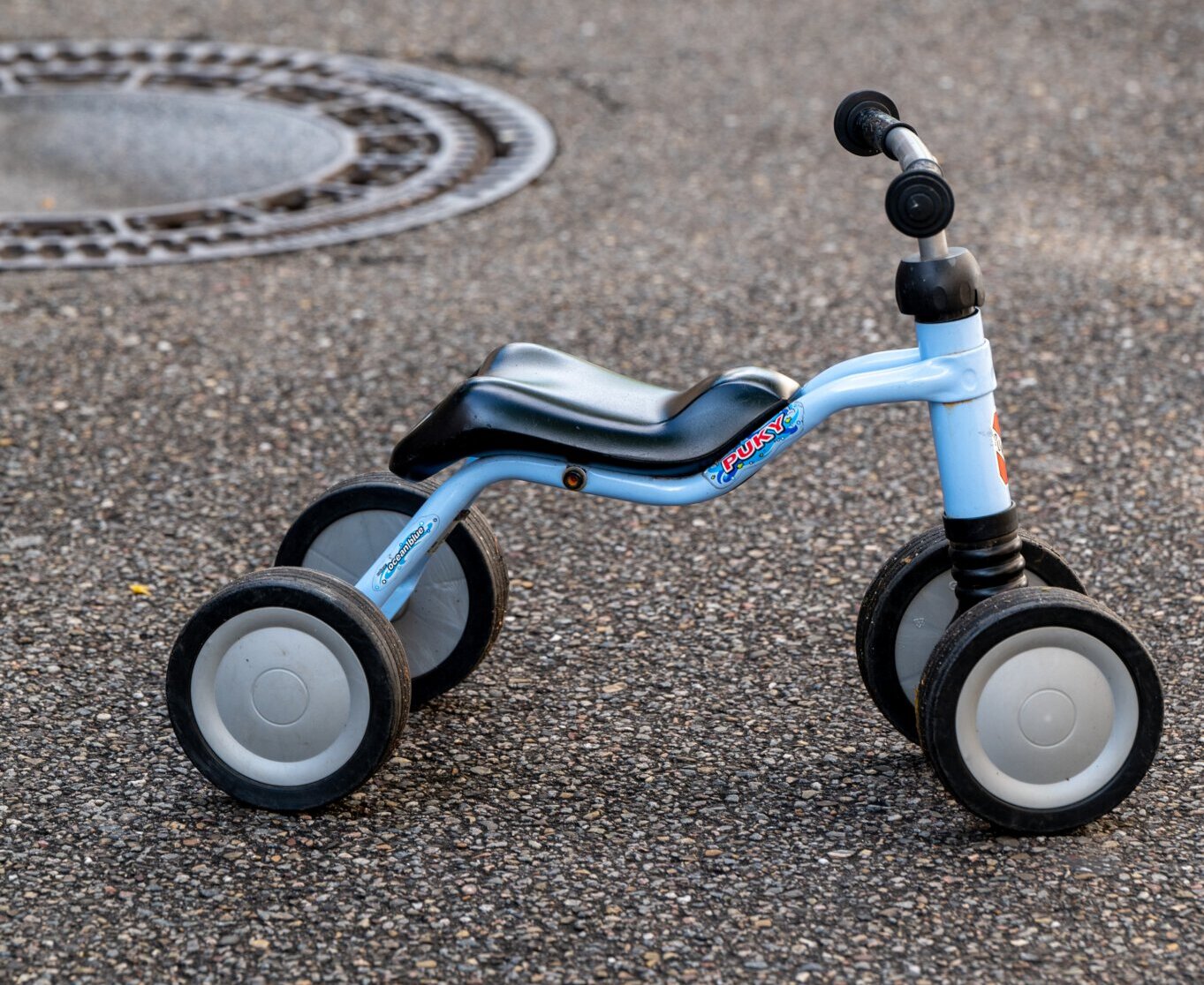 Blaues Dreirad steht auf Straße