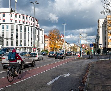 Kreuzung Kriegstraße/Brauertraße mit Apeln und Verkehr