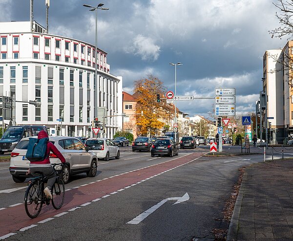 Kreuzung Kriegstraße/Brauertraße mit Apeln und Verkehr