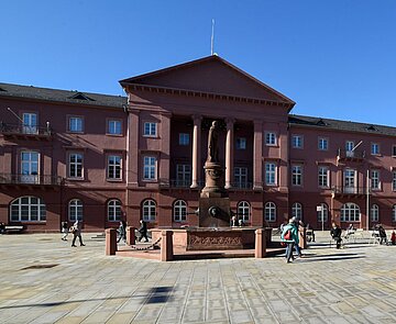 belebter Marktplatz mit Menschen  und Blick auf das Rathaus