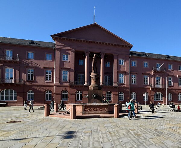 belebter Marktplatz mit Menschen  und Blick auf das Rathaus