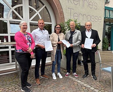 Erhalt der Ernennungsurkunden.
Stellvertretende Ortsvorsteher Mathias Tröndle, Martin Pötzsche, Frau Ortsvorsteherin Alexandra Ries, stellvertretender Ortsvorsteher Dirk Müller und Teamleitung Standesamt Dunja Hofheinz (von links nach rechts).
