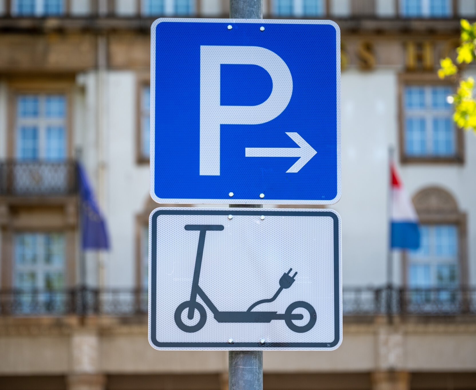 Schild Parkplätze für E-Scooter