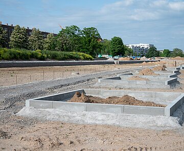 Die Arbeiten auf dem Gelände an der Stuttgarter Straße schreiten voran. Die Fundamente für die Gartenlauben stehen.