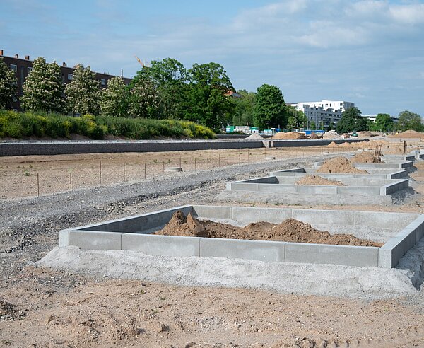 Die Arbeiten auf dem Gelände an der Stuttgarter Straße schreiten voran. Die Fundamente für die Gartenlauben stehen.