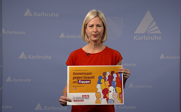 Bürgermeisterin Lisbach mit Plakat „Gemeinsam gegen Gewalt an Frauen"