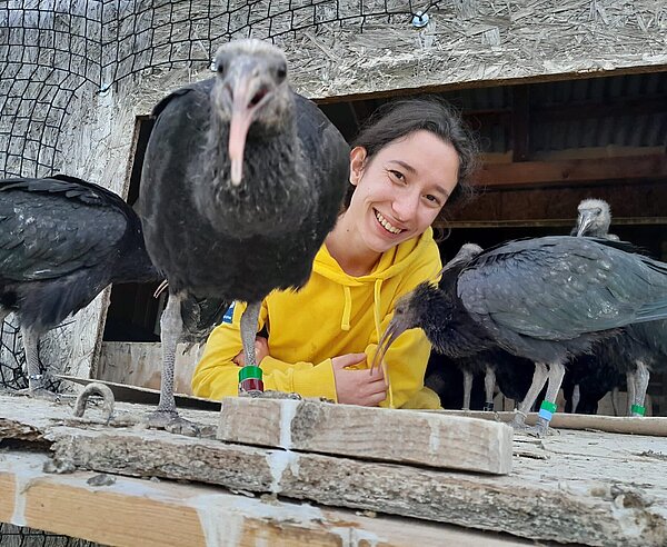 Lisa Kern zusammen mit ihren Waldrappen. 