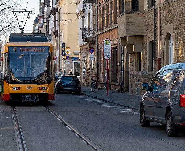 Aufnahme der Haltestelle Hübschstraße mit der Straßenbahn 5 nach Durlach Bahnhof.