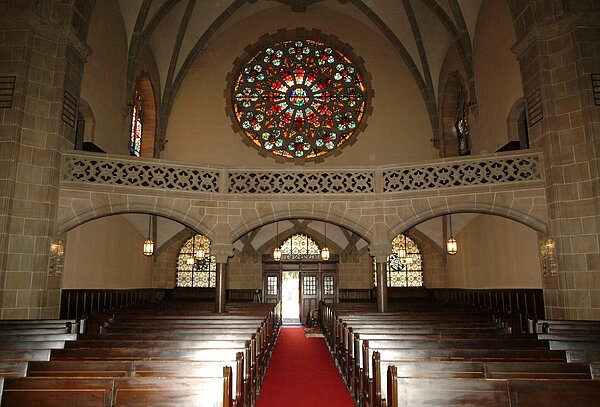 Die Christuskirche  von innen mit Rosette im Hintergrund
