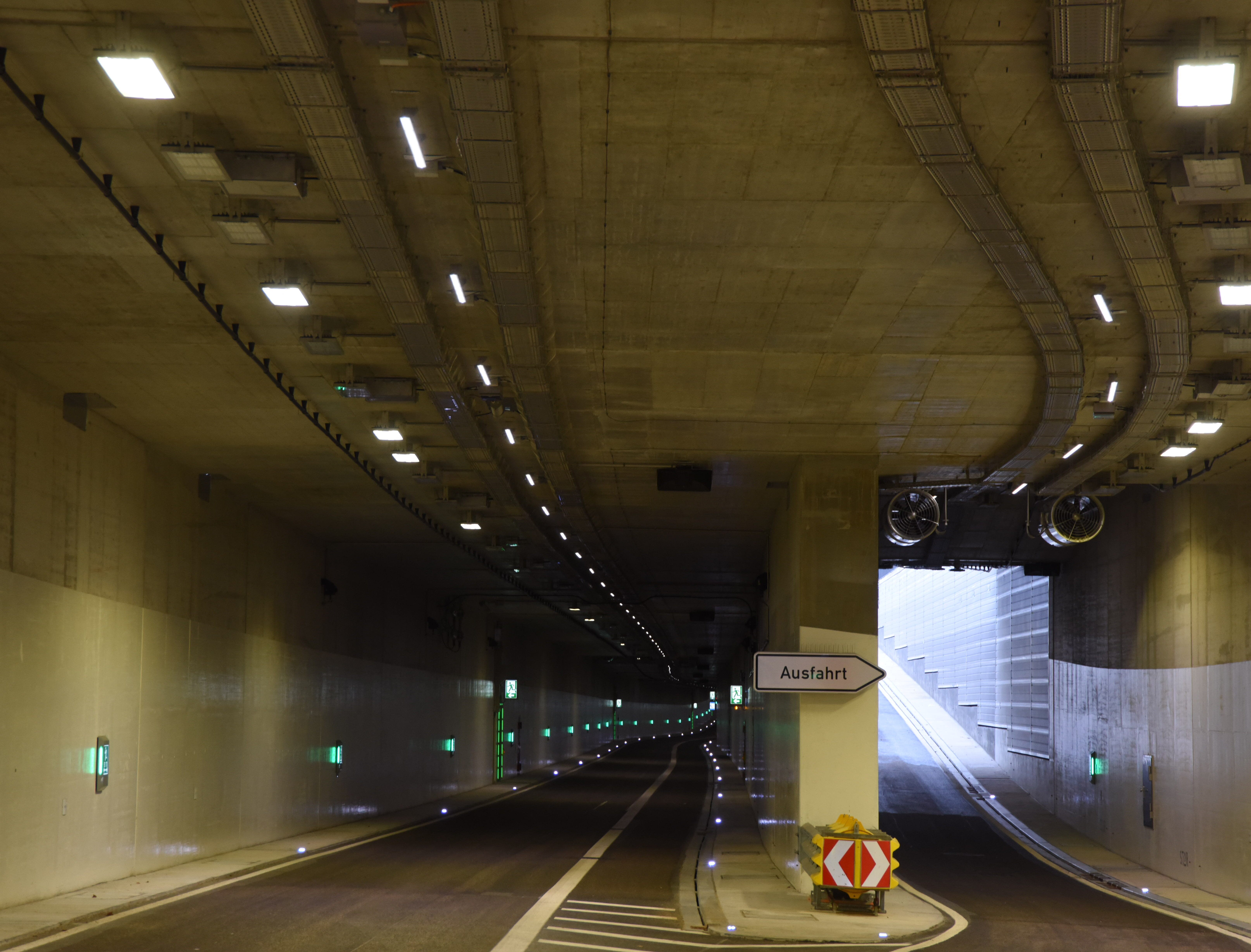 Straßenbeleuchtung im Karoline-Luise-Tunnel.