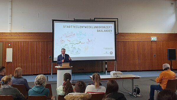 Bürgermeister Dr. Albert Käuflein bei der Vorstellung des Stadtteilentwicklungskonzepts