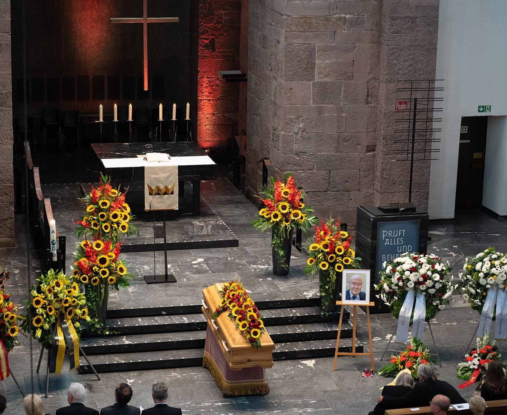Die Stadt trägt schwarz: Rund 300 Gäste nahmen an der Trauerfeier für den Karlsruher Ehrenbürger und Alt-OB Gerhard Seiler in der Evangelischen Stadtkirche teil.