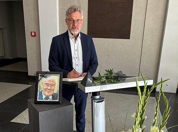 Der OB trägt sich in das Kondolenzbuch für Ehrenbürger und Ex-Oberbürgermeister Gerhard Seiler im Karlsruher Rathaus am Marktplatz ein.