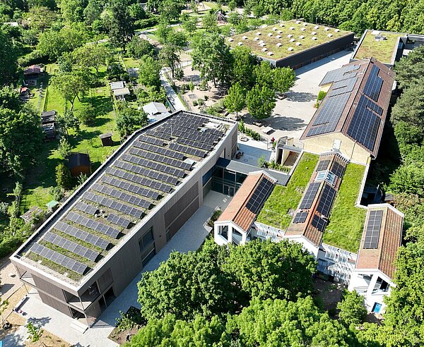 Schule und Kita am Weinbrennerplatz haben eine PV-Anlage bekommen.