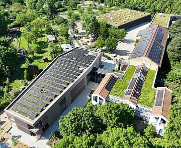 Schule und Kita am Weinbrennerplatz haben eine PV-Anlage bekommen.