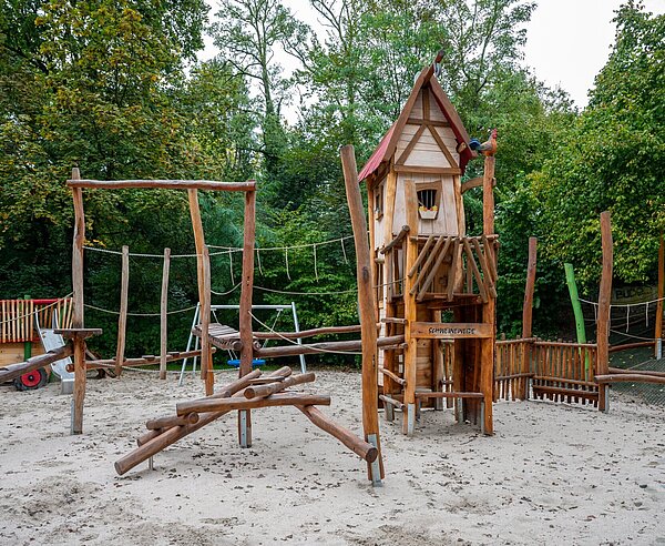 Der Spielplatz Buschwiesenweg ist im Bauernhofstil gestaltet und trägt auch den Namen "Schweineweide".