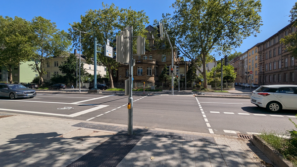 Das Foto zeigt die neue Querungsmöglichkeit für den Fuß- und Radverkehr an der Leopoldstraße – über die Kriegsstraße.