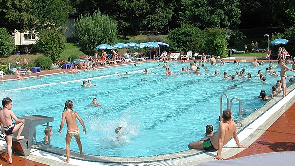 Schwimmbecken im Freibad Wölfle.