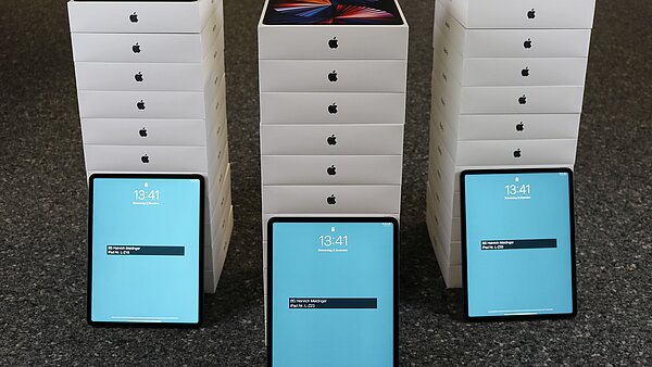 Viele Tablets für die Heinrich-Meidinger-Schule werden angeliefert