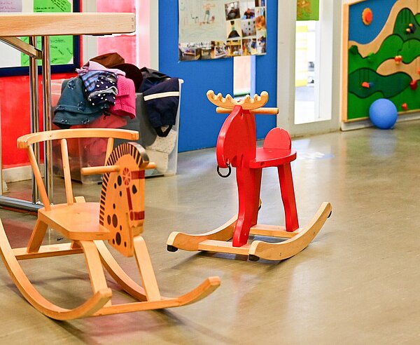 Schaukeltiere stehen im Flur in Kindergarten