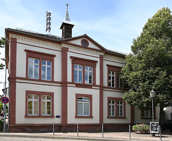 Außenansicht des Rathausgebäudes in Grünwettersbach