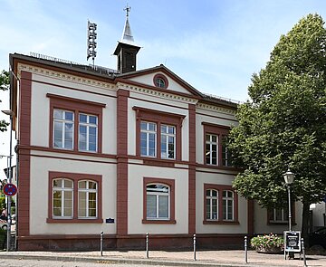 Außenansicht des Rathausgebäudes in Grünwettersbach